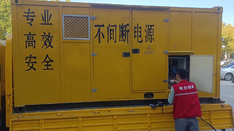 康巴什柴油发电机组和UPS电源配合使用时，如何避免切换过程中的电力中断？